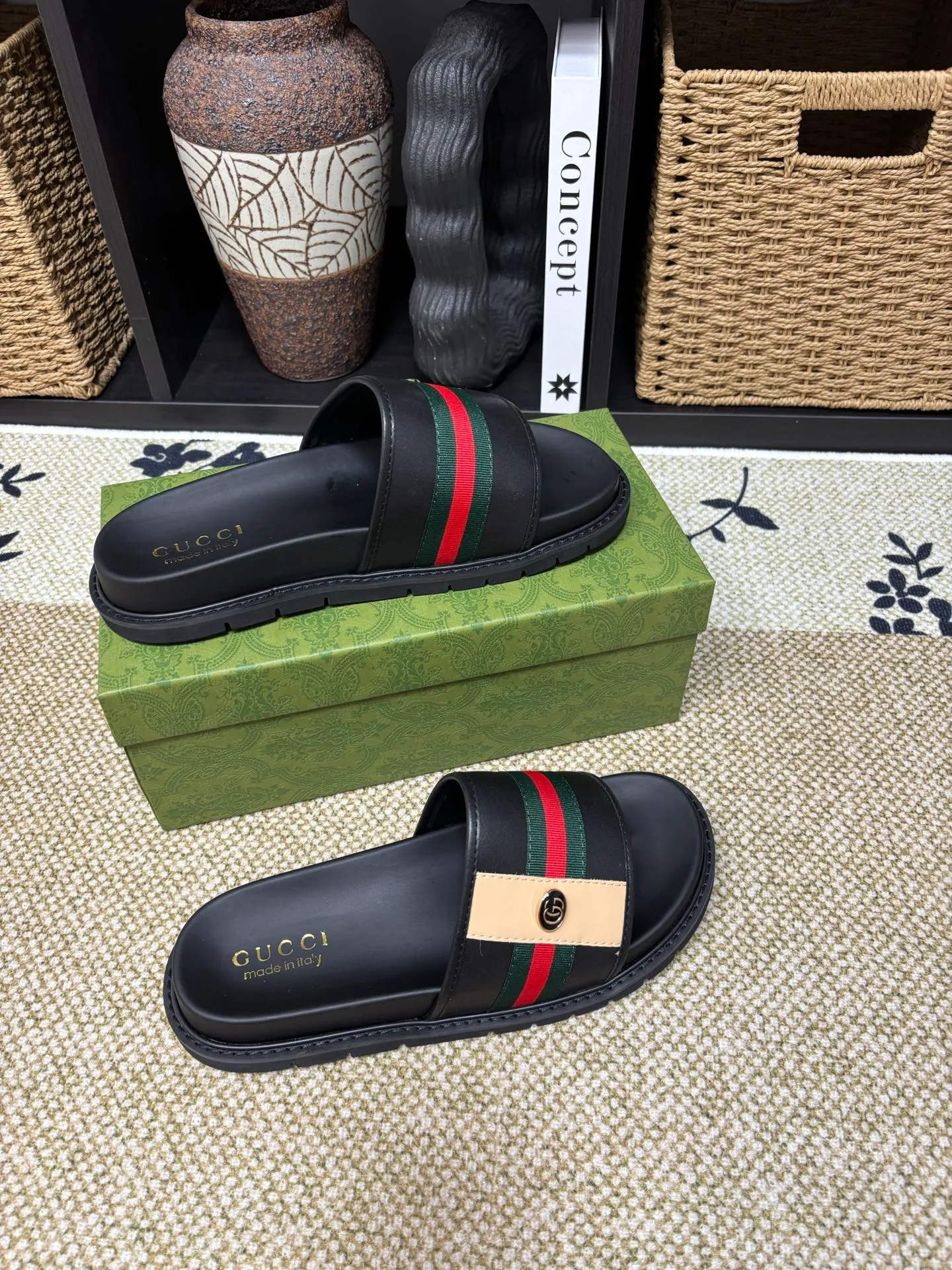 Factory 💰 300 yuan Gucci slippers] high-end men's shoes brand official website 1:1 latest masterpiece: original mold customization, the fabric is made of imported original materials, upgraded outsole, lighter and non-slip. The market's top quality, simple yet tasteful, a must-have for fashionistas, fashionable at your feet, full of confidence, the same style at the counter 👍The season of summer slippers is here. Code: 38-45 (45 customized)